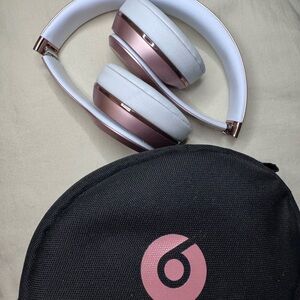 Rose gold Beats Solo 3